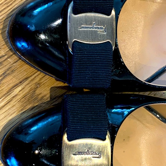 Ferragamo Vara Bow Pump with bag - Picture 2 of 6